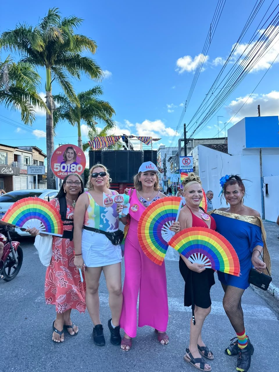 Apoiadores com os leques coloridos da campanha