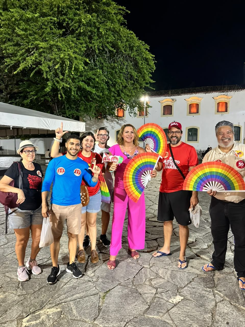 Apoiadores acompanham a caminhada no centro histórico
