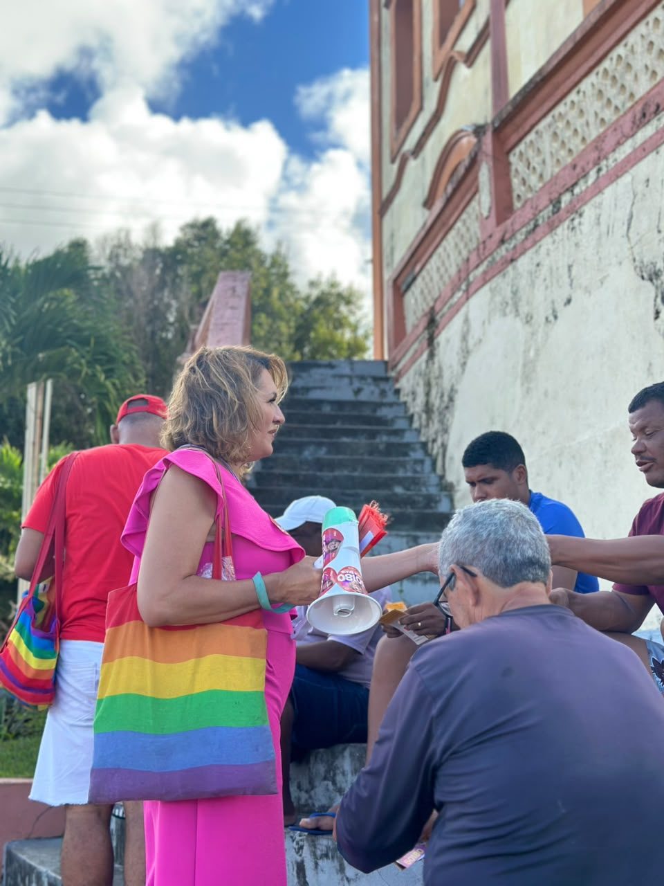 Diálogo com moradores em frente à igreja