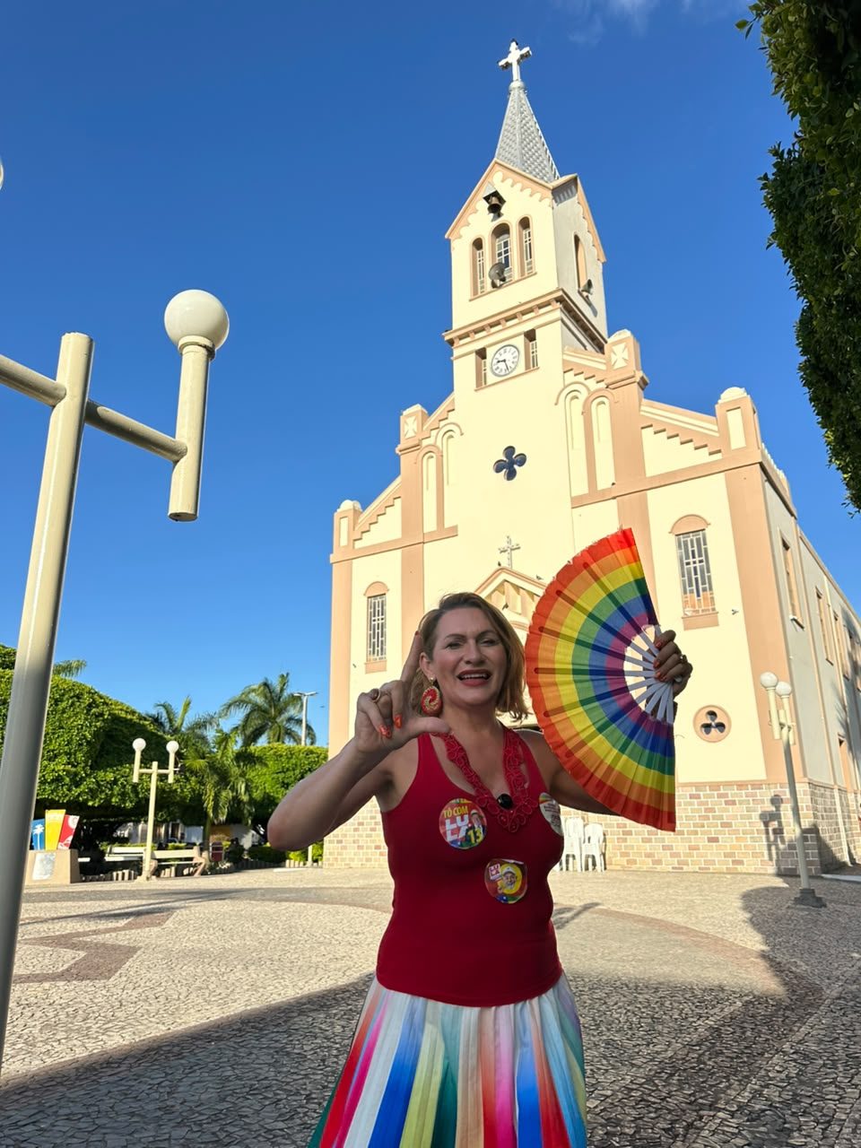 Linda Brasil em frente à igreja matriz de um dos municípios visitados