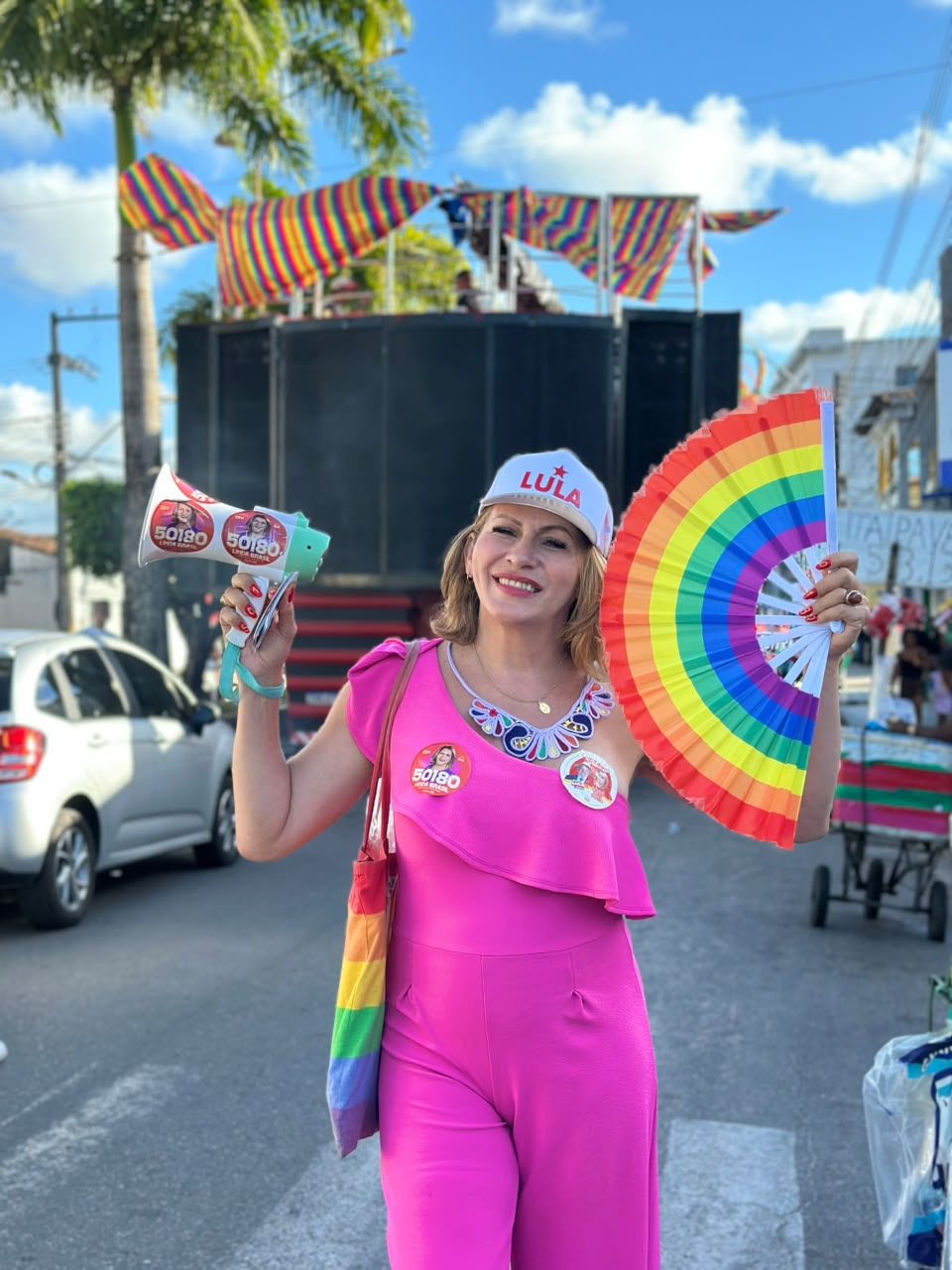 A candidata em rua decorada com bandeirinhas durante a agenda