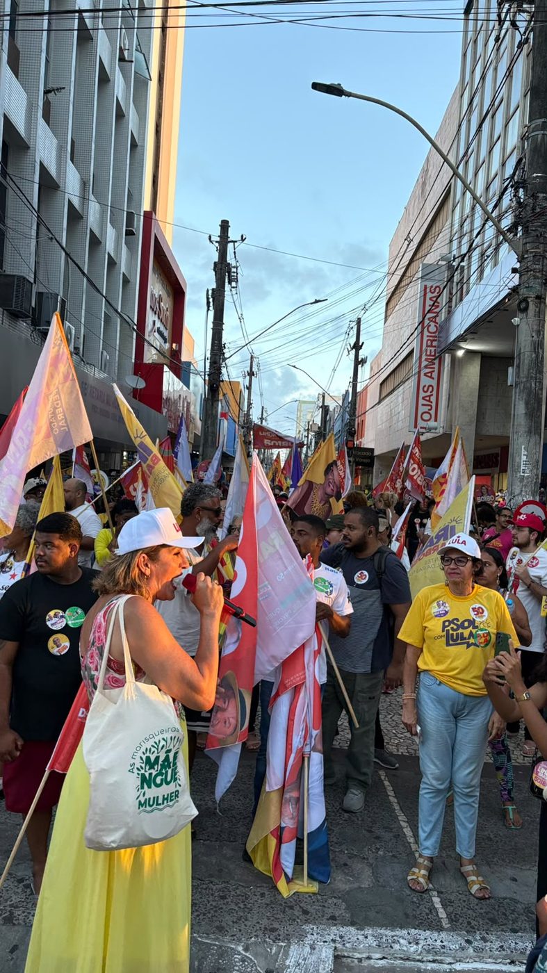 Linda Brasil conversa com a militância durante a caminhada