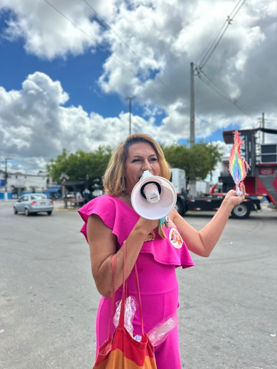 Linda Brasil fala ao megafone durante a caminhada