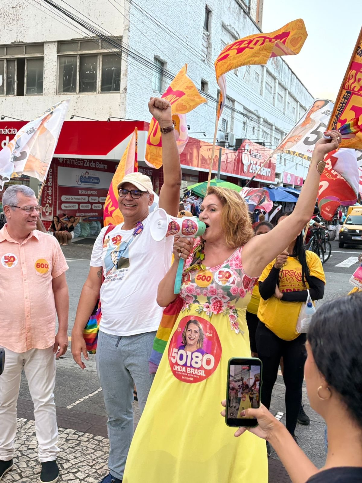 Linda Brasil e candidatos do PSOL percorrem o Centro de Aracaju