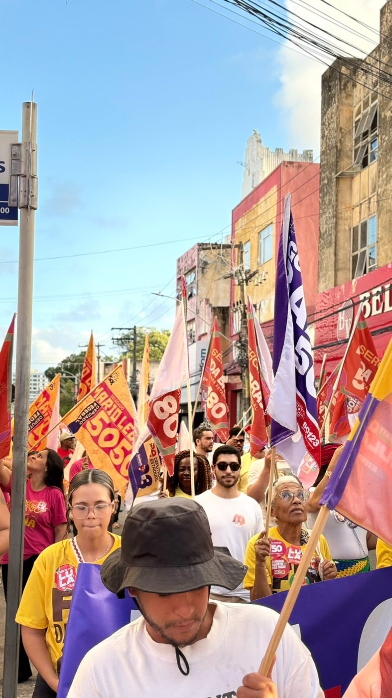 Militantes acompanham a caminhada com bandeiras da federação