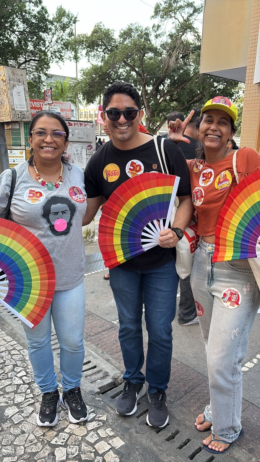Militantes do Psol com leques nas cores do arco-íris