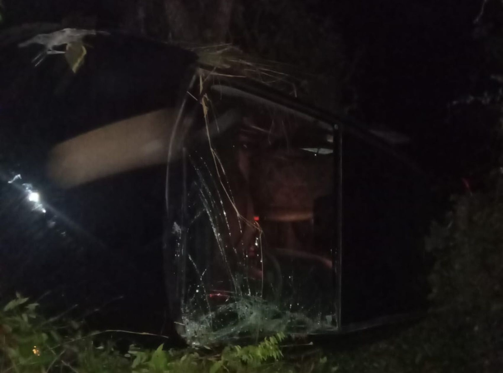 Motorista perde controle e carro capota na SE-065; quatro ficam feridas