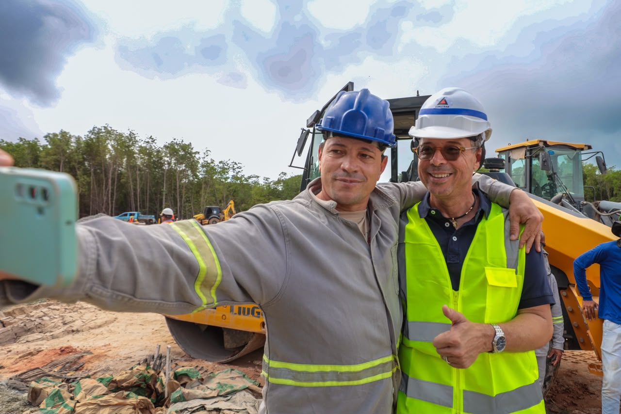 Fábio Mitidieri durante visita a obra em Sergipe