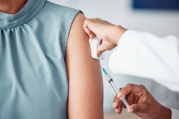 Vacinação contra HPV reduz prevalência do vírus entre jovens, mostra estudo