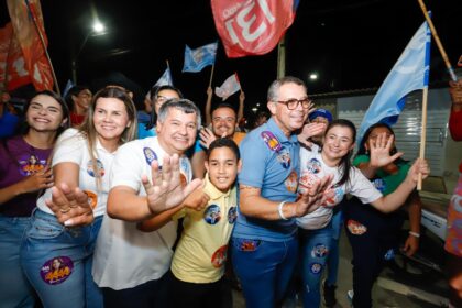 O governador e candidato à reeleição Fábio Mitidieri cercado por apoiadores durante agenda de campanha