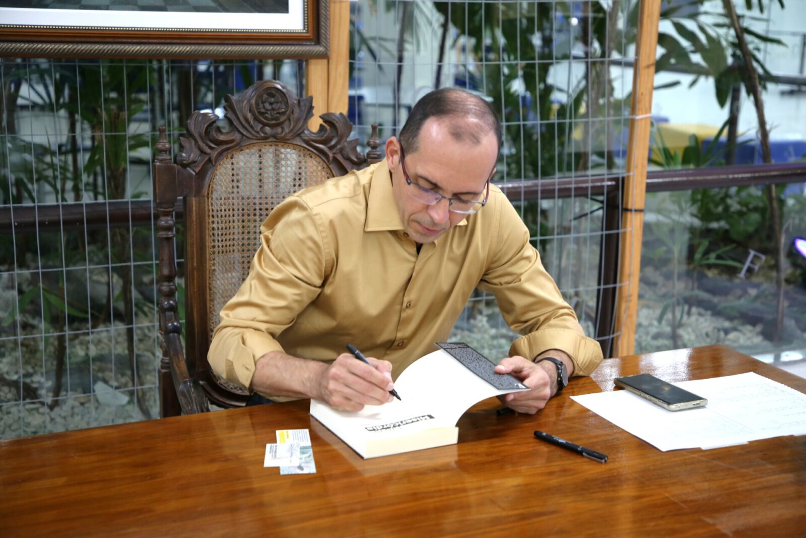 Professor lança livro inspirado em relato de aluno sobre saúde emocional