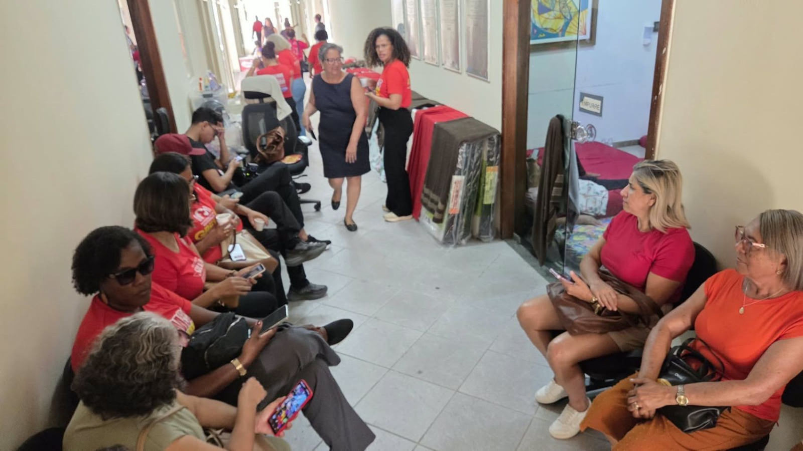 Professores ocupam Secretaria da Educação em Aracaju no 2º dia de greve