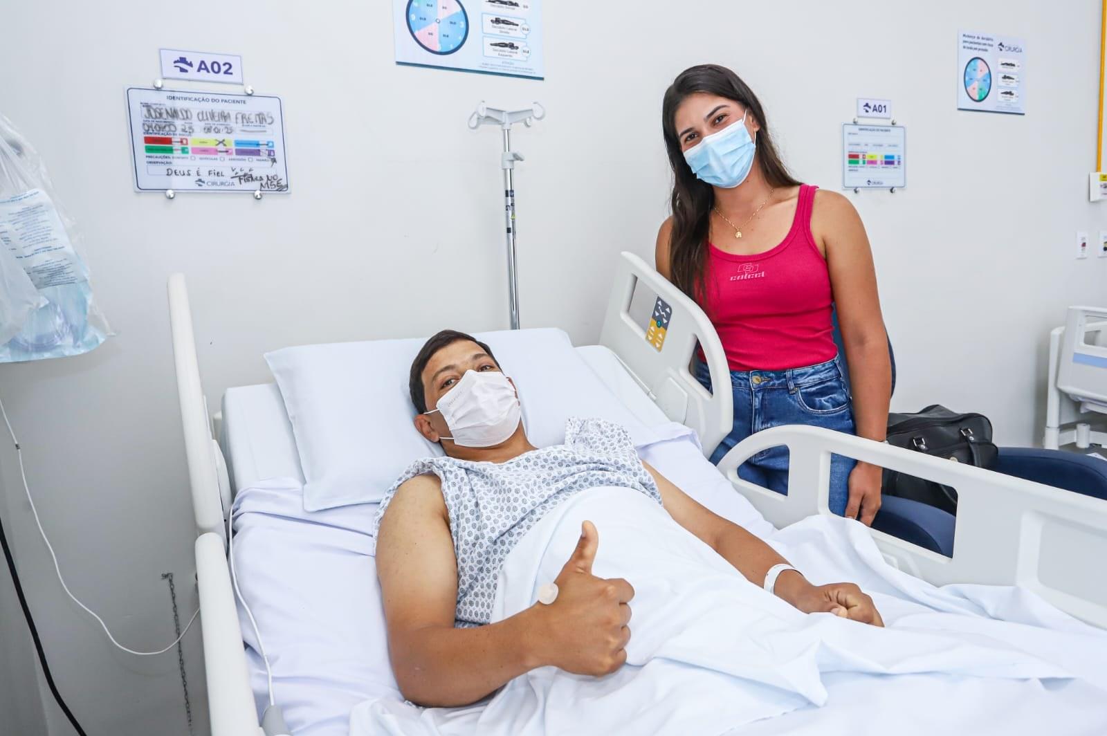 Josenaldo Oliveira em recuperação no hospital, ao lado de acompanhante