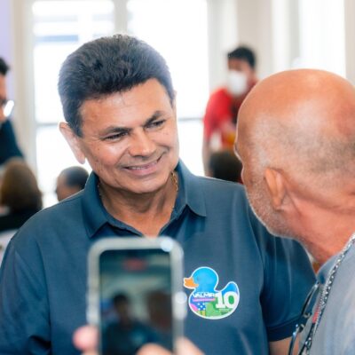 O candidato ao Governo de Sergipe Valmir de Francisquinho durante agenda de campanha