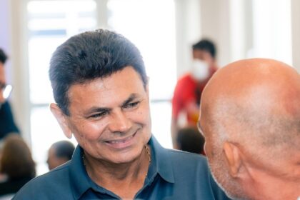 O candidato ao Governo de Sergipe Valmir de Francisquinho durante agenda de campanha