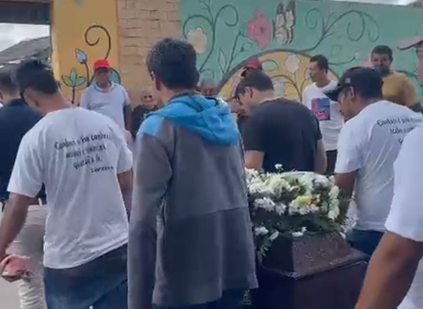 Velório em Umbaúba reúne familiares de caminhoneiro morto em capotamento