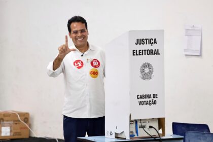 Dr. Helton (PSOL) vota no Colégio Michelangelo, em Aracaju