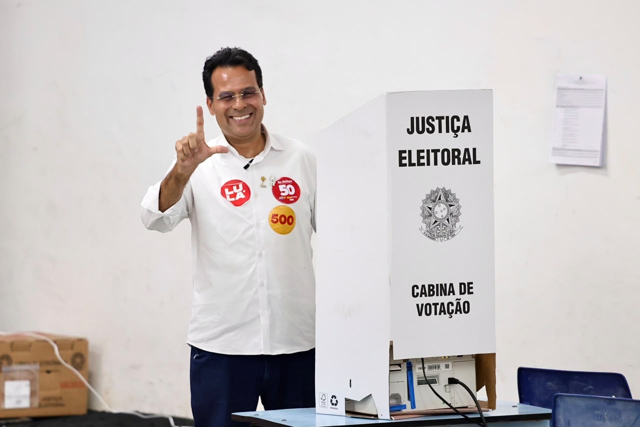 Dr. Helton (PSOL) vota no Colégio Michelangelo, em Aracaju