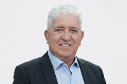 Emanuel Cacho desiste da disputa e confirma apoio a Valmir
