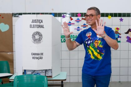 O governador Fábio Mitidieri no local de votação, em Aracaju