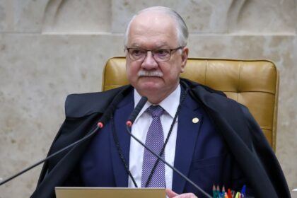 Fachin rejeita pedido e mantém Dino relator de processos de Flávio Bolsonaro