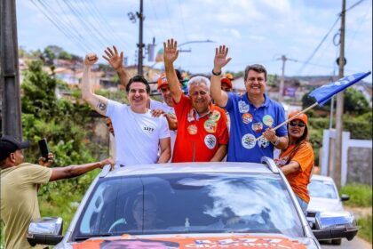 Gustinho Ribeiro durante a carreata de encerramento de campanha em Estância