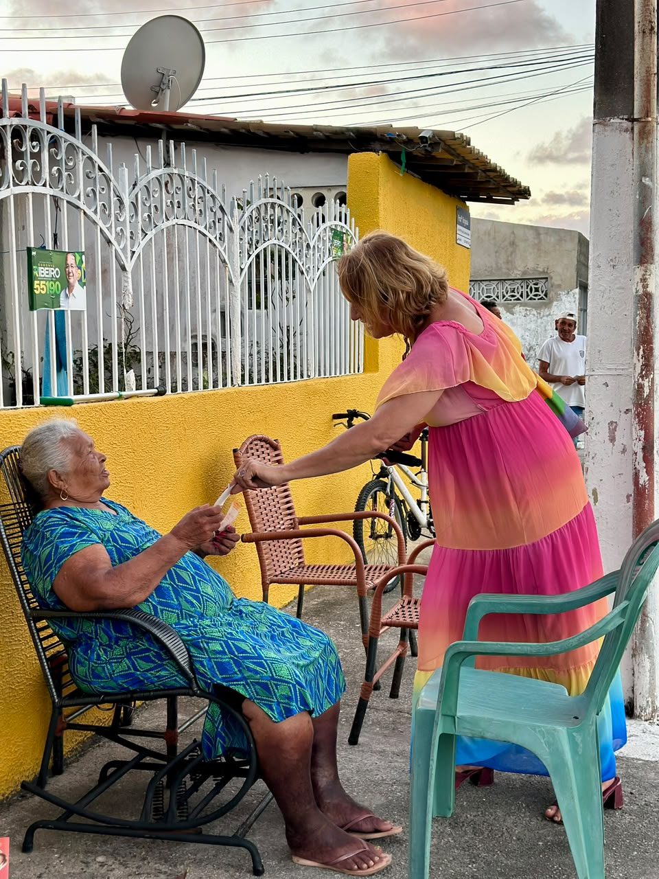 Conversa com moradora na calçada durante a passagem pelo bairro