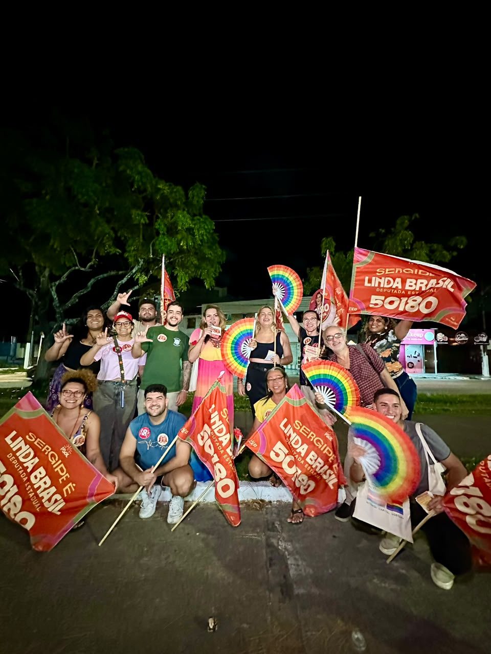 Apoiadores reunidos ao fim de uma das caminhadas