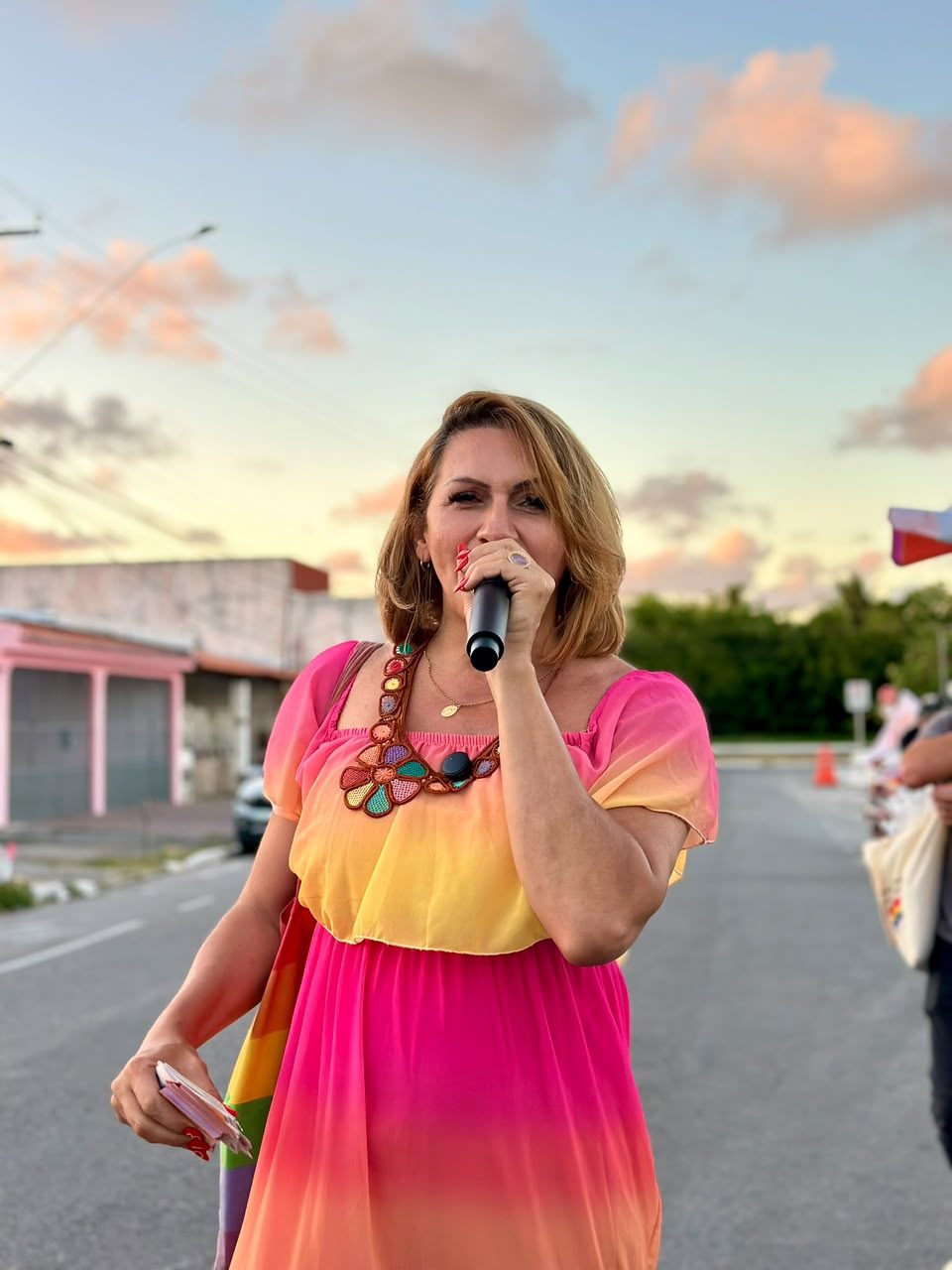 A candidata durante caminhada em bairro de Aracaju, no fim da tarde